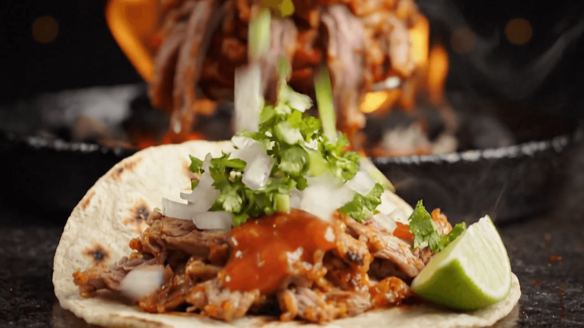Taco al pastor grillé au feu de bois